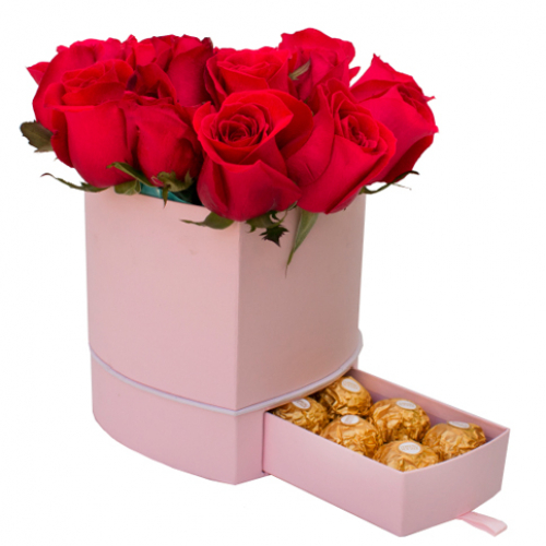 Caja de rosas y chocolates