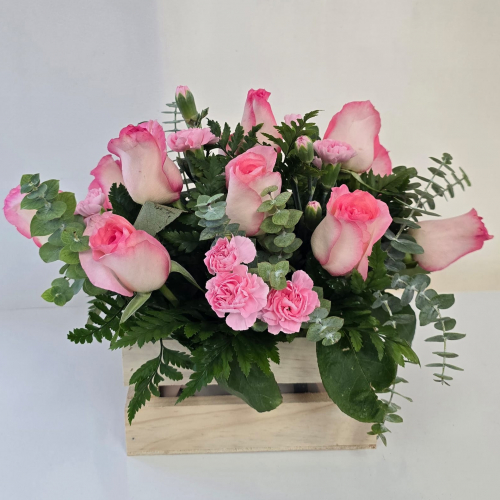 Claveles y rosas en jardin